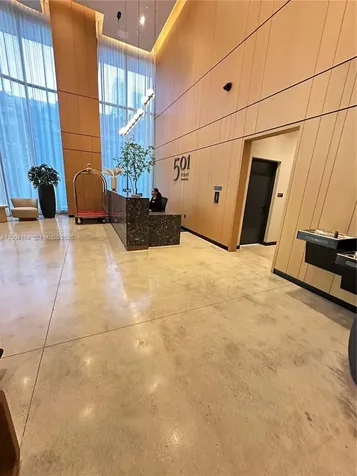 121 NE 5 Miami FL 33132
