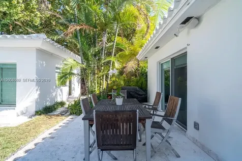 1123 Bay Drive Miami Beach FL 33141