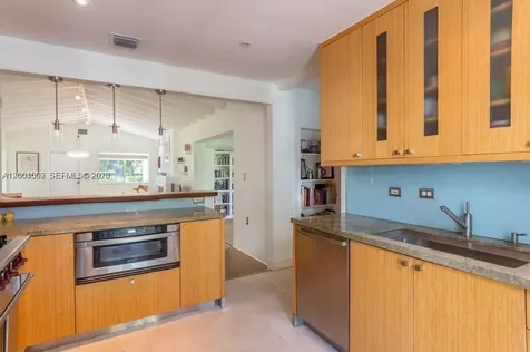 1123 Bay Drive Miami Beach FL 33141
