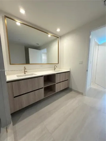 77 SE 5th Street Miami FL 33131