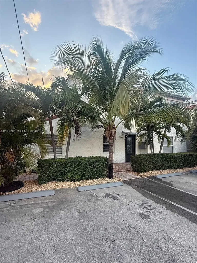 2816 Pine Tree Drive Miami Beach FL 33140