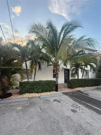 2816 Pine Tree Drive Miami Beach FL 33140