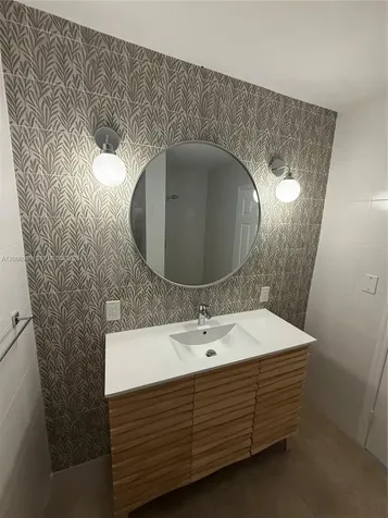2816 Pine Tree Drive Miami Beach FL 33140
