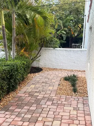 2816 Pine Tree Drive Miami Beach FL 33140