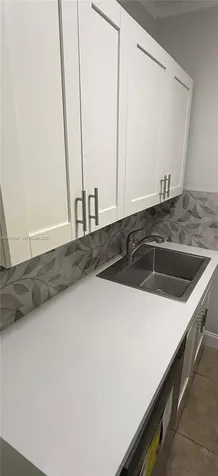 2816 Pine Tree Drive Miami Beach FL 33140