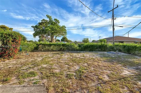 562 W 4th Street Riviera Beach FL 33404