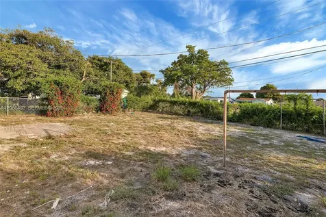 562 W 4th Street Riviera Beach FL 33404