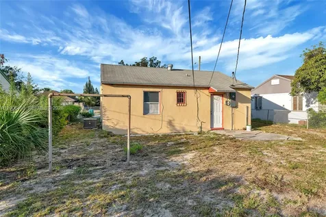 562 W 4th Street Riviera Beach FL 33404