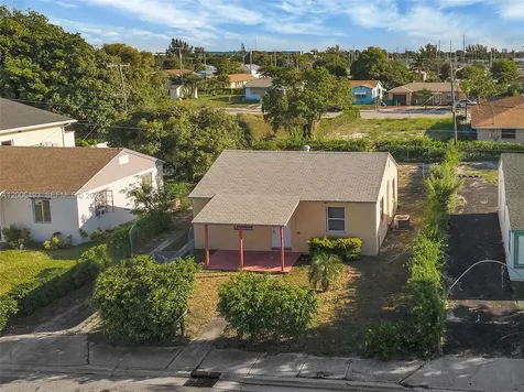 562 W 4th Street Riviera Beach FL 33404