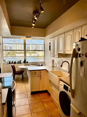 18041 Biscayne Boulevard Aventura FL 33160
