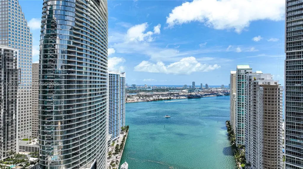 77 SE 5 Miami FL 33131