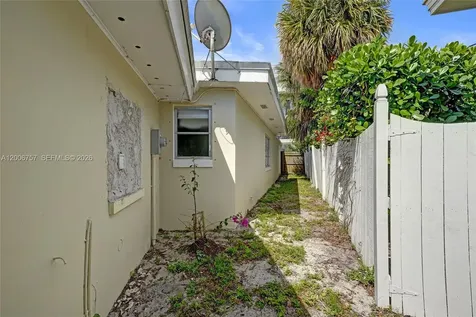 1421 S Palmway Lake Worth FL 33460
