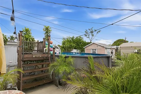 1132 W 71st Street Hialeah FL 33014