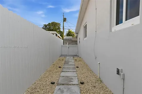 1132 W 71st Street Hialeah FL 33014