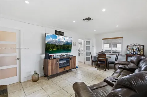 1132 W 71st Street Hialeah FL 33014