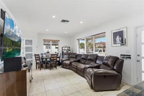 1132 W 71st Street Hialeah FL 33014