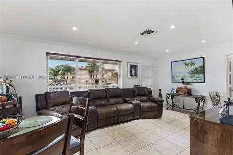 1132 W 71st Street Hialeah FL 33014
