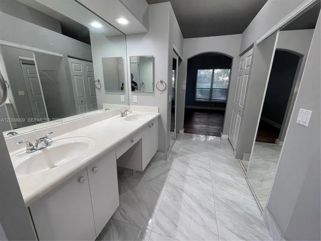 5263 SW 34th Way Hollywood FL 33312