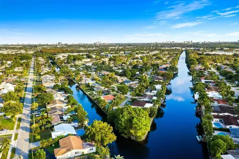 2005 NW 37th Street Oakland Park FL 33309