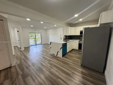 300 W Palm Circle W Pembroke Pines FL 33025