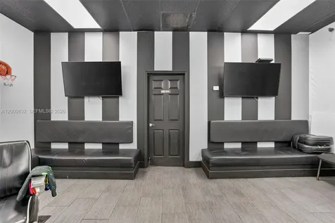 Established Barbershop For Sale – Prime Kendall Location Kendall FL 33175