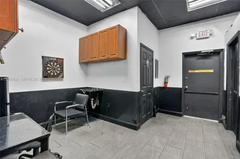 Established Barbershop For Sale – Prime Kendall Location Kendall FL 33175
