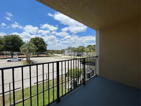 250 W Palm Circle W Pembroke Pines FL 33025