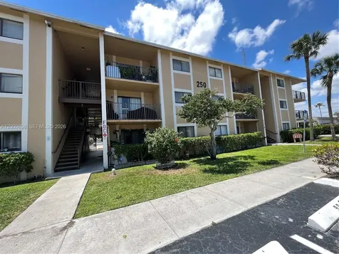250 W Palm Circle W Pembroke Pines FL 33025