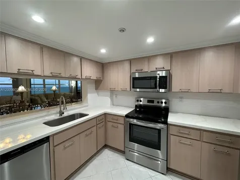 2555 Collins Avenue Miami Beach FL 33140