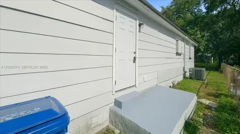 2129 NW 59th Street Miami FL 33142