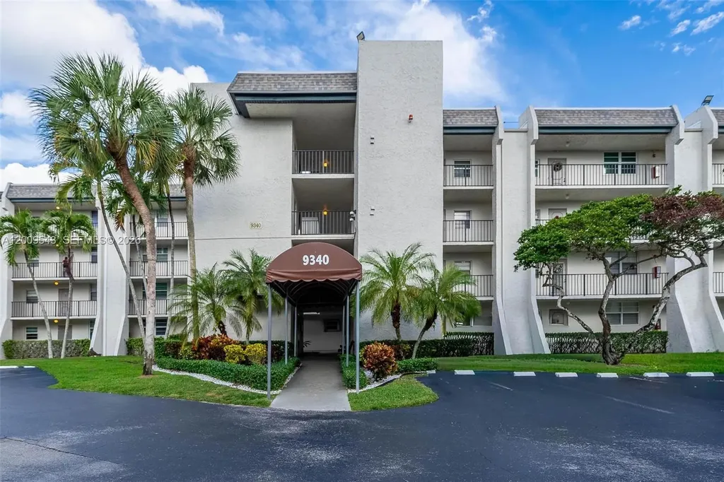 9340 Lagoon Place Davie FL 33324