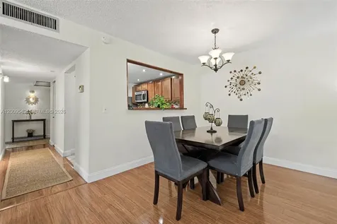 9340 Lagoon Place Davie FL 33324