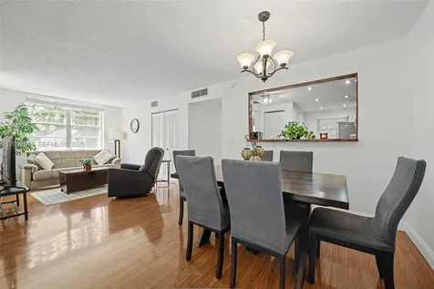 9340 Lagoon Place Davie FL 33324