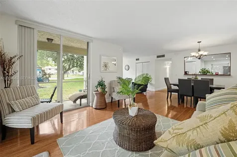 9340 Lagoon Place Davie FL 33324