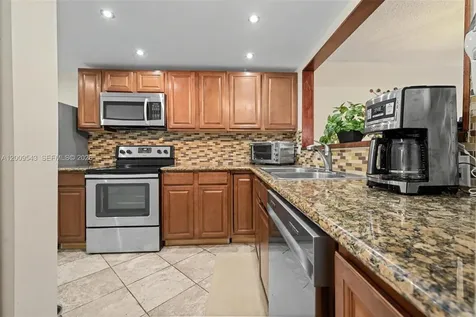 9340 Lagoon Place Davie FL 33324