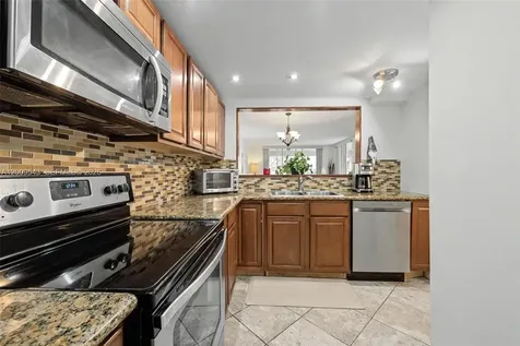 9340 Lagoon Place Davie FL 33324
