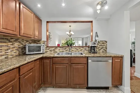 9340 Lagoon Place Davie FL 33324