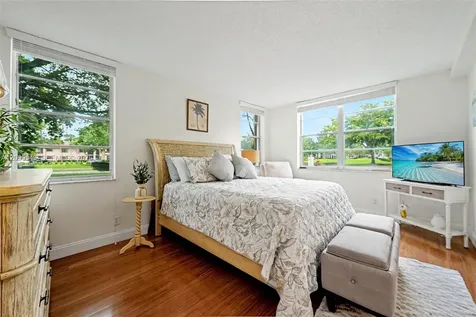 9340 Lagoon Place Davie FL 33324