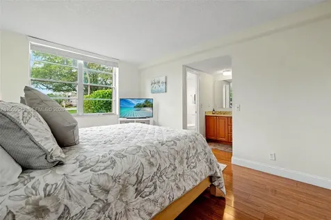 9340 Lagoon Place Davie FL 33324
