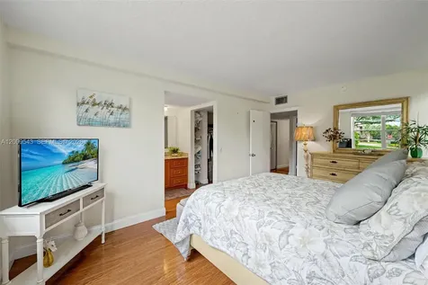 9340 Lagoon Place Davie FL 33324