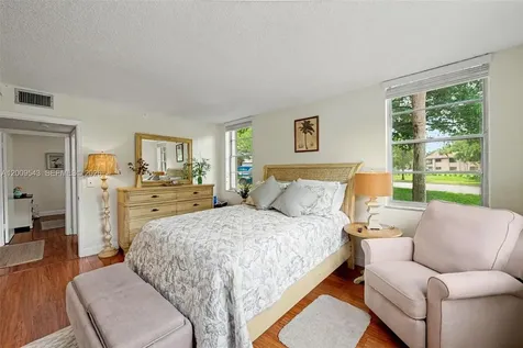 9340 Lagoon Place Davie FL 33324