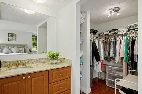 9340 Lagoon Place Davie FL 33324