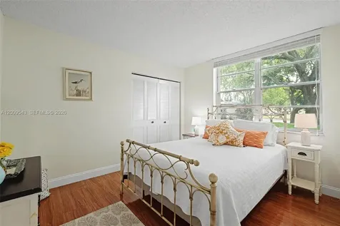 9340 Lagoon Place Davie FL 33324