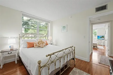 9340 Lagoon Place Davie FL 33324
