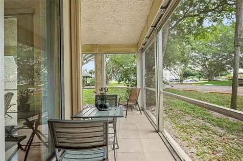 9340 Lagoon Place Davie FL 33324