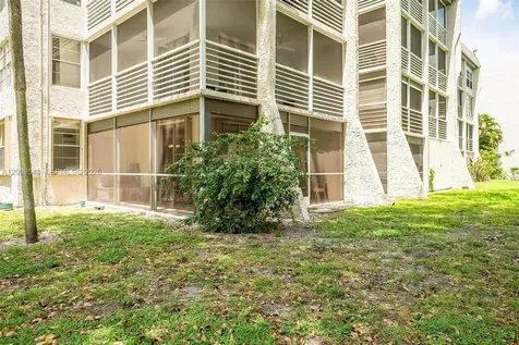 9340 Lagoon Place Davie FL 33324