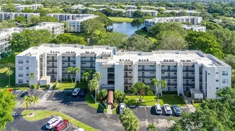 9340 Lagoon Place Davie FL 33324
