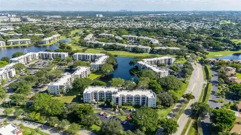 9340 Lagoon Place Davie FL 33324