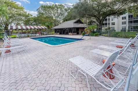 9340 Lagoon Place Davie FL 33324