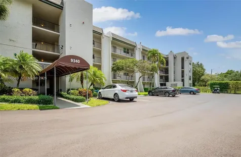 9340 Lagoon Place Davie FL 33324